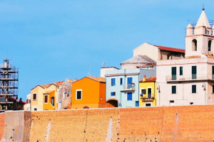 Vista de los muros de la ciudad de Termoli, Italia