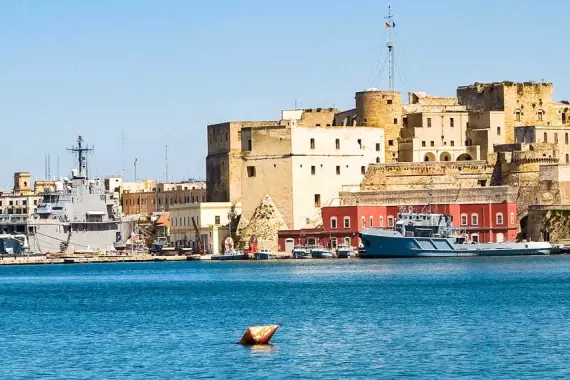 Panorama del mar en el puerto de Brindisi