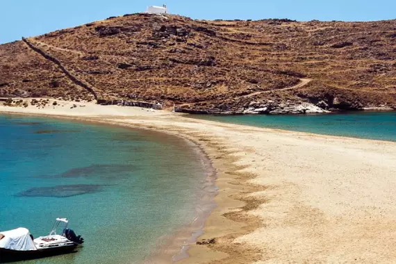 Vista de la playa y el hermoso mar en Kythnos