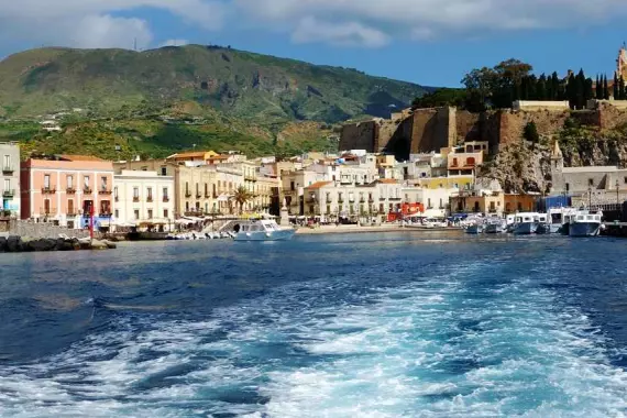 Vista del puerto desde el mar, en la Isla de Lipari