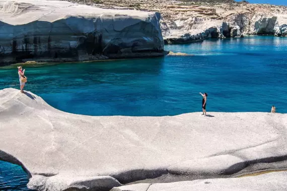 Formaciones rocosas blancas sobre el mar azul de milos.