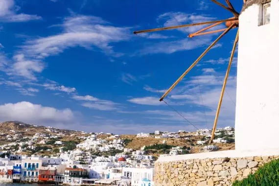 Molino blanco con vistas a la ciudad en Mykonos en las Cícladas